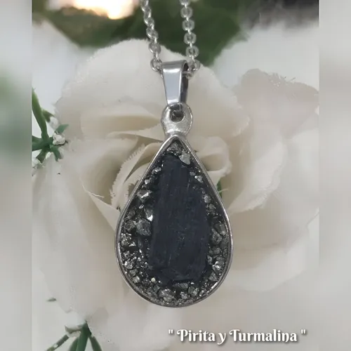 Collar Con Dije De Turmalina Y Pirita En Acero Quirúrgico