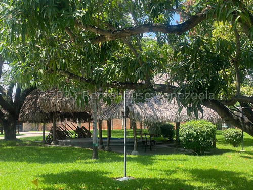 Espectacular Propiedad Con Un Estilo Campestre De Especiales Acabados 24-8345 Eloisa Mejia