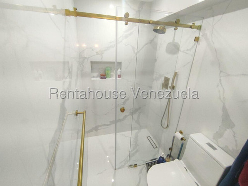 Amplio, En Exclusiva Ubicación, Con Terraza Y Bella Vista. 25-20938