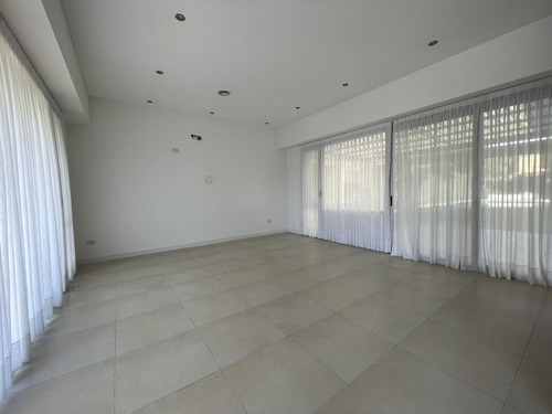 Luminosa Propiedad En Venta, Brickland, Canning.