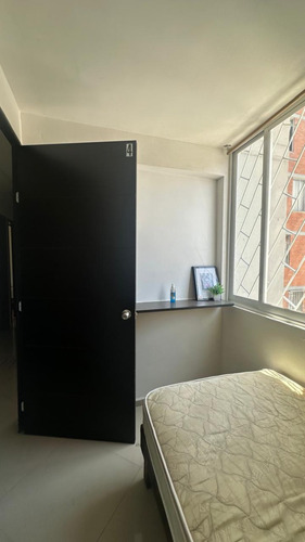 Frente A La Uam Azcapotzalco, Habitaciones Remodeladas Y Semiamuebladas. Solo Damas.
