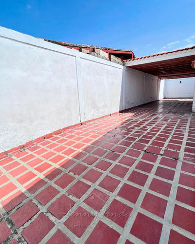 Venta Urb. La Macarena, Palo Negro, Casa 136 Metros Estado Aragua Conjunto Cerrado