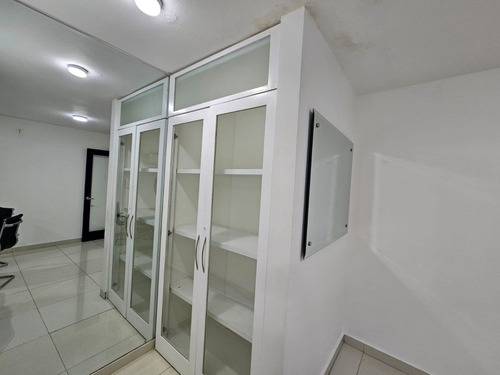 Local Comercial Con 5 Espacios Para Oficina En Naco, Santo Domingo, Con Aire Y Cocina, 1er Nivel