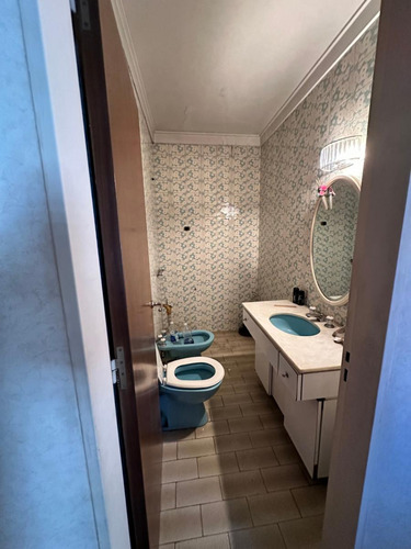 Venta - Con Financiacion - Casa De 3 Plantas - Excelente Esquina Sobre Avda. Vélez Sarsfield