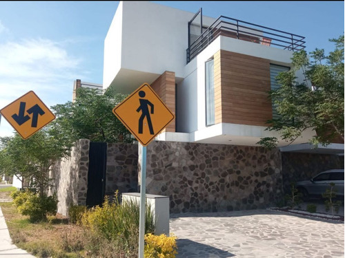 Casa En Venta En Cañadas Del Arroyo Con Doble Altura, Diseño