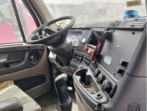 Camion Freightliner Cascadia Motor Amarrado