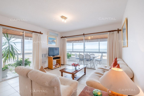 Imagen 8 de 30 de Venta De Apartamento De Tres Dormitorios Sobre Playa Brava Y A Pasos De Península - Punta Del Este Brava