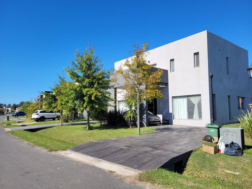 Venta Casa 3 Habitaciones En Altos De Campo Grande, Pilar.