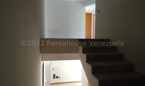 Ss: Vende Apartamento 23-15207 En Lomas De Las Mercedes De 205 M2, 3h/4b/4pe