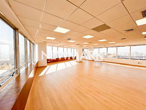 Gran Oficina Remodelada En Espectacular Barrio Financiero