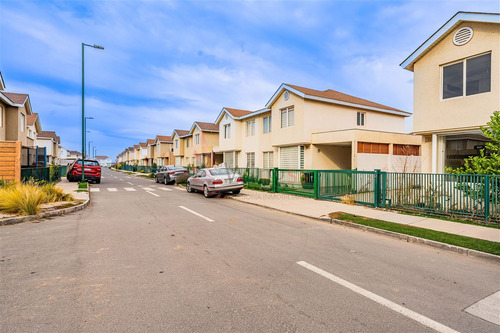 Venta Casa 3 Dormitorios Valle Grande Con Estacionamiento
