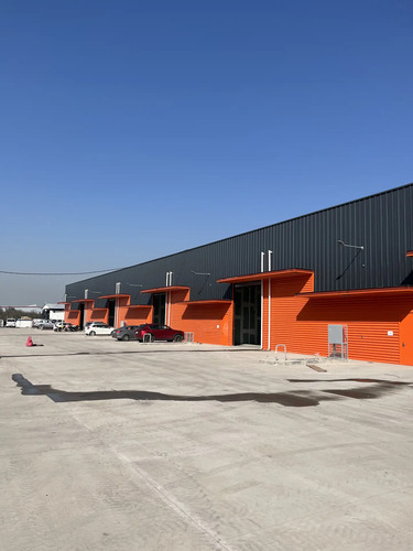 Bodega Con Amplias Áreas Comunes Y Conexión A Autopistas