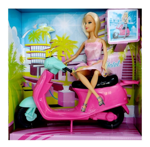 Poppi Kiara y su moto