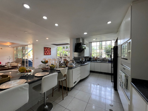 En Venta Casa Urbanización Colinas De Santa Mónica, Con Piscina Y Calle Cerrada.