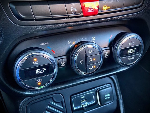 Jeep Renegade Renegade 1.8 16V FLEX LONGITUDE 4P AUTOMÁTICO