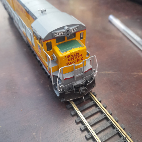 Imagem 3 de 10 de Locomotiva Ho Ge C30-7 Up 2432 Atlas 9 Polegadas /19