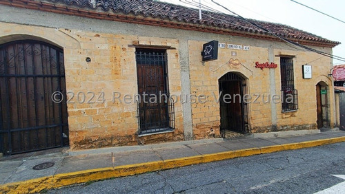 Restaurante Que Ofrece Una Experiencia Única Al Contar Con Una Amplia Terraza En El Hatillo 