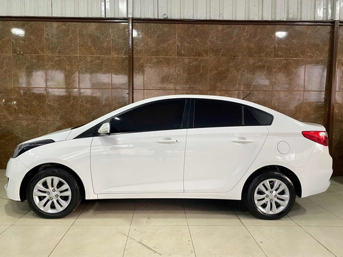Imagem 5 de 10 de Hyundai Hb20s 2018 1.6 Comfort Plus Flex Aut. 4p