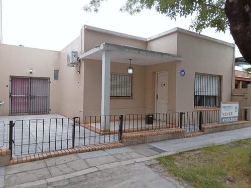 Casa Con 2 Viviendas O Posibilidad De Unificar A 1 Vivienda.