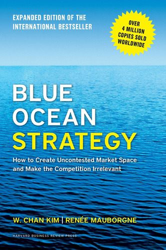 Blue Ocean Strategy, Expanded Edition: How to Create Uncontested Market Space and Make the Competition Irrelevant, de W Chan Kim. Editorial Harvard Business Review Press, tapa dura, edición 2015 en inglés, 2015