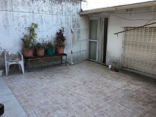 Casa En Venta De 7 Dormitorios C/ Cochera En Floresta