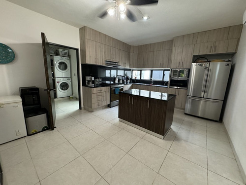Casa En Venta Con Paneles Solares En Montebello.