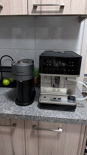 Cafetera Nespresso Vertuo Next - Gris (Usado)