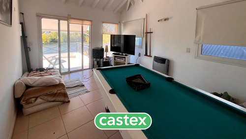 Casa A La Venta, Al Lago, Con Increíble Espejo De Agua En El Barrio Los Castores. Nordelta.