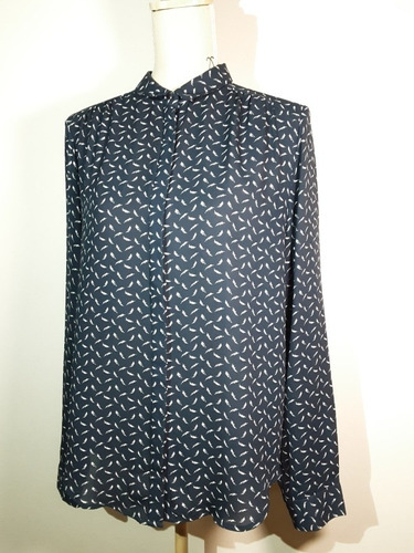 Camisa Manga Larga Azul Con Estampado Plumas, Talla M