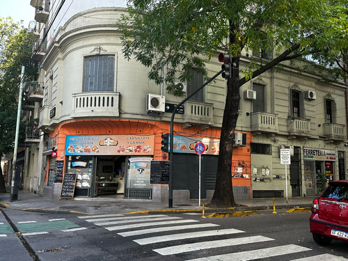 Excelente Local En Esquina, Una De Las Mejores Esquinas De Almagro