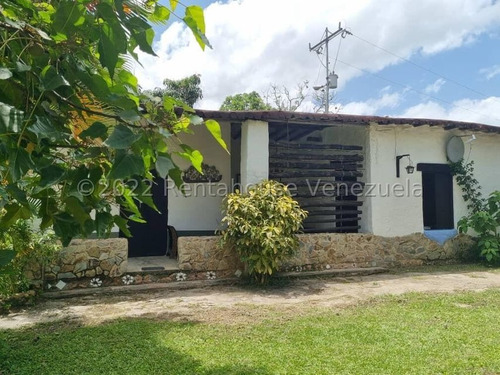 En Venta Espectacular Casa De Campo Para Personalizar A Gusto, Ideal Para Posada Y/o Casa Familiar De Descanso, Tiene Hermosos Jardines, Tierra Fertil Para Diversas Cosechas, Agradable Clima