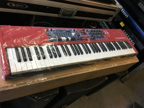 Imagen 3 de 3 de Nord-electro-6d-73-key-keyboard-piano-drawbars Novo