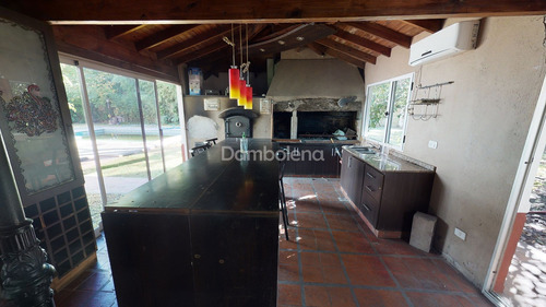 Casa Chalet En Venta O Permuta Ubicado En Parque Leloir, Ituzaingó, G.b.a. Zona Oeste