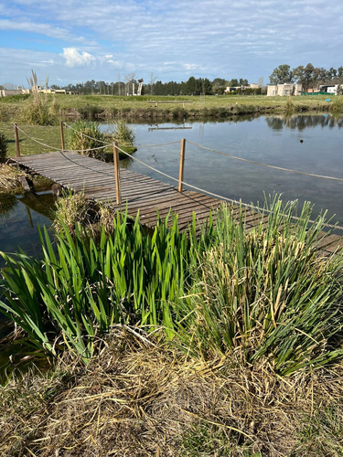 Se Vende Lote En Barrio Cerrado Frente A La Laguna.