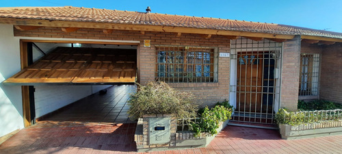 Alquiler Casa En Mendoza    3 Habitaciones, Cochera, Jardin