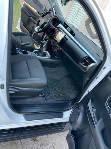 Imagen 10 de 11 de Toyota Hilux 2018 2.4 Cd Sr 150cv 4x2