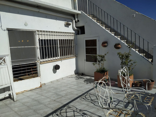 Amplio Local Con Vivienda A Mts. Calle Comercial Principal!!