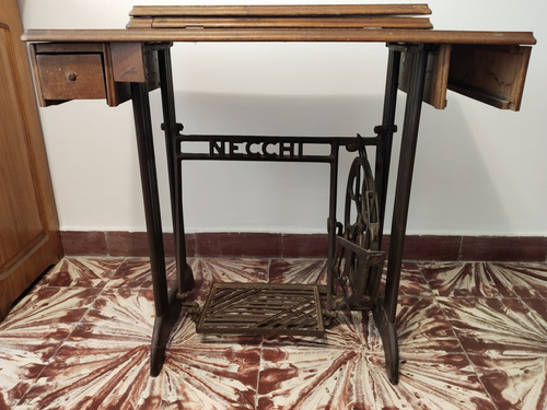 Antiguo Pie De Hierro De Fundición Máquina De Coser Necchi (Usado)