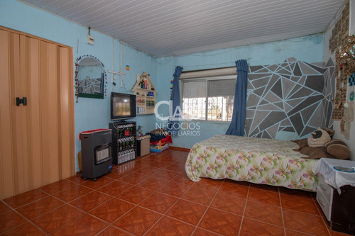 Venta Casa En Las Piedras, 2 Dormitorios, Gran Terreno.