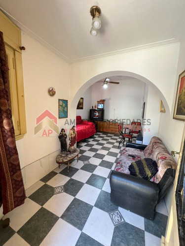 Casa 3 Amb Con Cochera Descubierta Y Parque. Muy Buena Ubicacion: Carlos Casares 118, Temperley