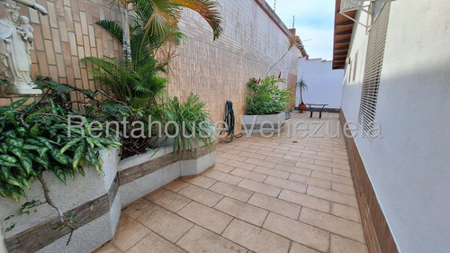 Hermosa Casa, Con Excelente Distribución Y Amplios Espacios Listos Para El Disfrute De La Familia. Fácil Mantenimiento Y Con Excelente Ubicación En Una De Las Mejores Urbanizaciones De Valencia