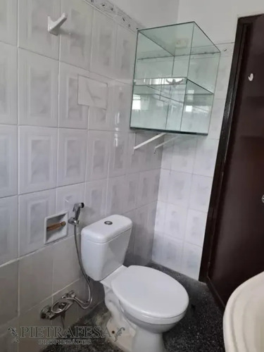 Casa En Alquiler, 3dormitorios, 1baño, Patio. Jardines Del Hipódromo.