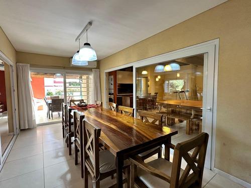 Casa En Venta - 5 Dormitorios 4 Baños - Pinamar