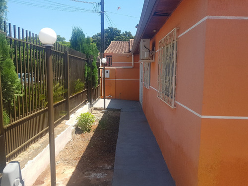 2 Casas No Mesmo Patio Com Muros Altos Separando