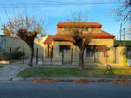 Venta Casa 4 Ambientes Con Fondo Libre Cochera Castelar Sur