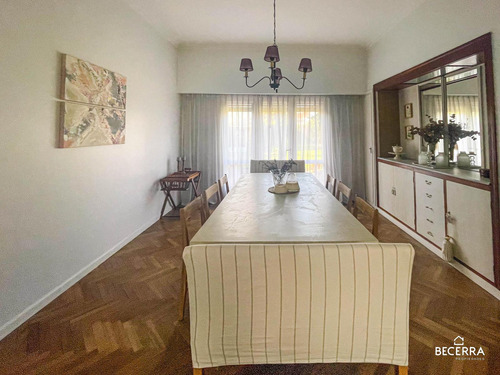 Imponente Chalet De Estilo Clásico En Parque Johnston - Venta En Hurlingham