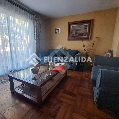 Casa En Venta De 5 Dorm. En La Cisterna