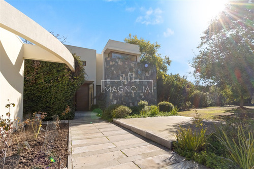 Casa En Venta De 6 Dorm. En Colina