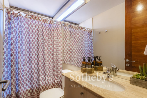 Casa En Venta De 4 Dorm. En Lo Barnechea