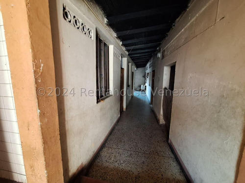 Raiza Suárez Vende Edificio Comercial Ubicado En La Av Libertador De Barquisimeto 2 5 4 5 6 En Zona De Alto Tráfico Peatonal Y Vehicular Cercanos A Comercios Y Transporte Público.
